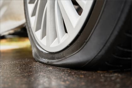 Varios vehículos que pasaban por la autopista de California sufrieron pinchazos