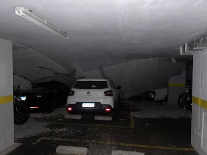 Varios vehículos quedaron bajo los escombros