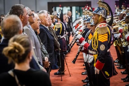 Varios veteranos se ubicaron en la primera fila, desde donde entonaron las estrofas de la Marcha de la Malvinas interpretada por la banda militar “Ituzaingó”.