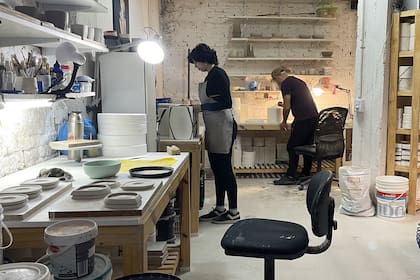 Aquí diseñan vajilla de autor: tazas, platos, contenedores, mates con técnicas artesanales que combinan con tecnología e impresión 3D