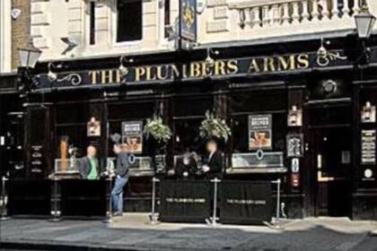 Veronica Duncan pudo escapar del ataque de su marido y se dirigió a un pub contiguo a su mansión para pedir auxilio y llamar a la policía