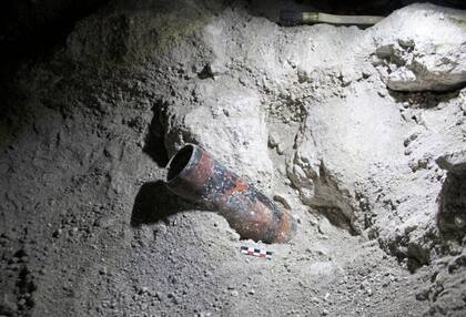 Vasija de cerámica de tonalidad oscura descubierta en el área de excavación del yacimiento de Uaxactún