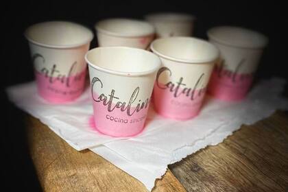 Vasitos descartables para salsas.