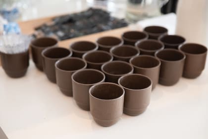 Vasos a partir de borra de café producidos por Etimo Biomaterial, actualmente usados en cafeterías de especialidad.