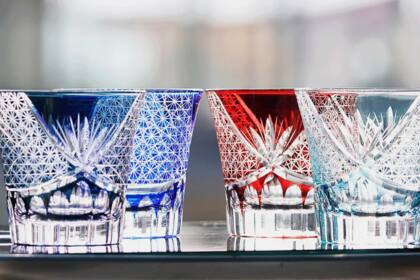 Vasos de cristal de colores tallados estilo bohemia
