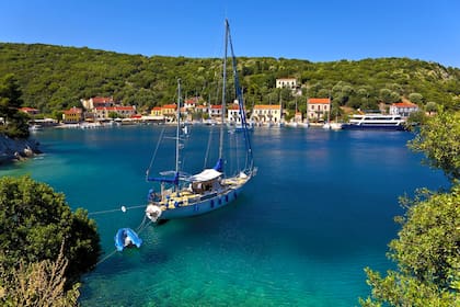 Vathi, capital de Ítaca, una bellísima bahía azul turquesa