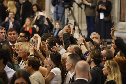 Los fieles toman fotos al cuerpo del Papa Francisco, que yace en un ataúd abierto en la Basílica de San Pedro del Vaticano el 23 de abril de 2025