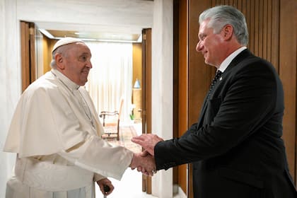 El papa Francisco, junto al presidente de Cuba, Miguel Díaz-Canel, en el Vaticano. (VATICAN MEDIA / AFP)