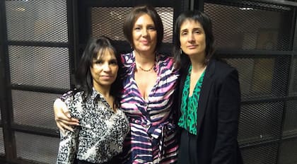 Vázquez (centro) junto a sus abogadas, Verónica Heredia (izquierda) y Florencia Piermarini (derecha)