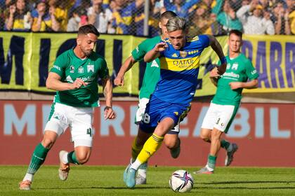Vázquez conduce la pelota, perseguido por Grana