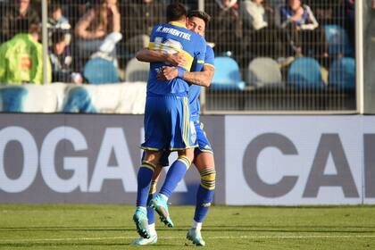 Vázquez festeja con el goleador Merentiel, autor del primer gol de Boca