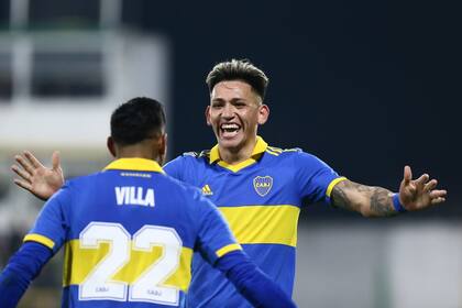 Vázquez festeja con Villa, quien lo asistió para el 1-0 
Escena del partido que disputan Defensa y Justicia y Boca Juniors.