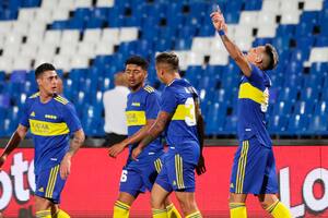 Vázquez festeja su gol ante Argentinos Juniors junto a Cristian Pavon, Cristian Medina y Agustín Almendra.