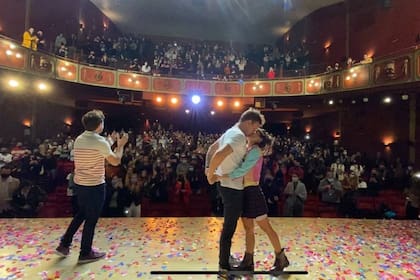 Vázquez y Accardi se dan un beso tras una emotiva función de Una semana nada más, mientras tanto ellos como su compañero Benjamín Rojas reciben los aplausos del público