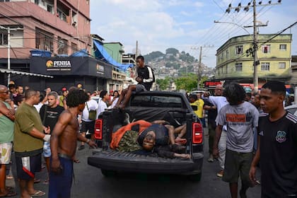 Vecinos alinean los cuerpos en la plaza São Lucas, en la favela Vila Cruzeiro, del complejo de la Penha, en Río de Janeiro, Brasil, el 29 de octubre de 2025, tras la Operación Contención.