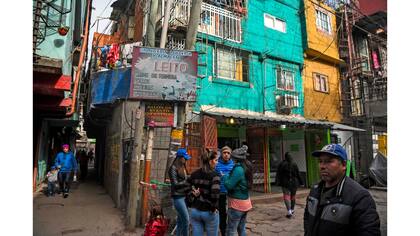 Vecinos circulan por la Villa 31 en Buenos Aires, Argentina,