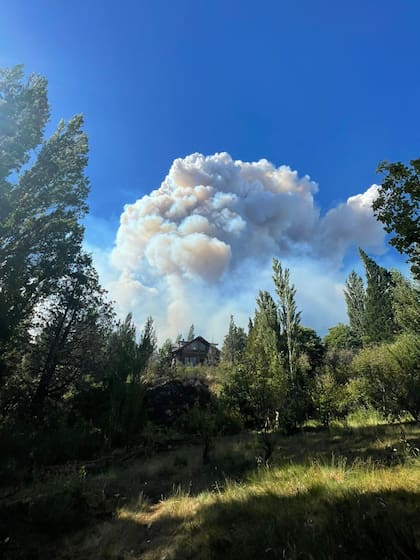 Vecinos de Epuyén advierten que el fuego está sobre sus casas. Gentileza Ivanna Legler