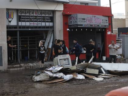 Vecinos de la ciudad de Bahía Blanca sacan el barro y los muebles arruinados de sus viviendas y locales. La inundación causó varios muertos