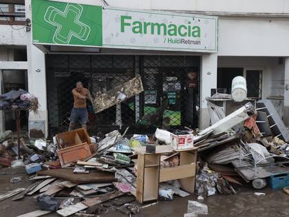 Vecinos de la ciudad de Bahía Blanca sacan el barro y los muebles arruinados de sus viviendas y locales. La inundación causó varios muertos