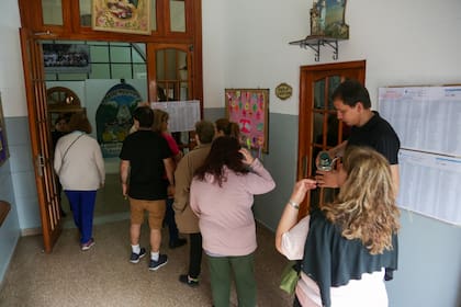 Vecinos de Lanús esperan su turno para votar