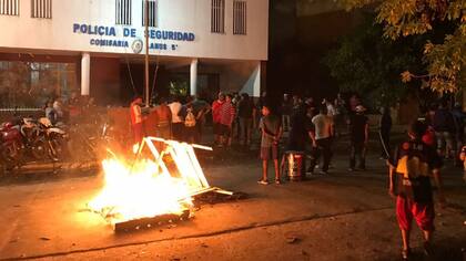 Vecinos de Lan?s protestan frente a la Comisar?a 5ta de la ciudad