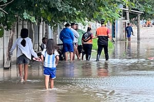 Desbordes del río Dulce afectan barrios de dos ciudades de Santiago del Estero
