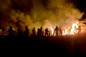 Vecinos de Mercedes, en el sur de la provincia, salen a la noche a extinguir los incendios que amenazan las casas y los campos