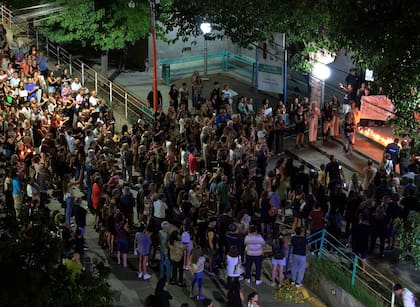 Vecinos de Rivadavia y profesionales del Hospital Saporiti protestaron delante de esa institución pública en contra del cierre del área de maternidad