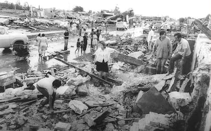 Vecinos de San Justo buscan a sobrevivientes entre los escombros (Museo Histórico Municipal “ROSA G. DE PIVA”)