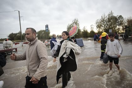Vecinos de Zárate salen de sus casas rumbo a centros de evacuación