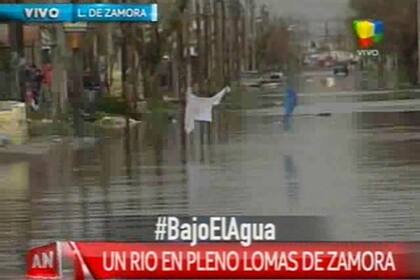 Vecinos del barrio 2 de Abril, en Lomas de Zamora, protestan por los anegamientos
