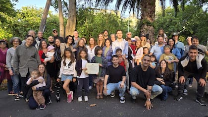 Vecinos del barrio porteño de Núñez que recuperaron "Jardines de Pissarro", un espacio verde abandonado al lado de las vías del tren