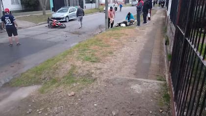 Vecinos del lugar acudieron rápidamente en auxilio del médico.