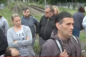 Vecinos del Municipio de Avellaneda impiden el paso del Tren Roca en reclamo por cortes de luz