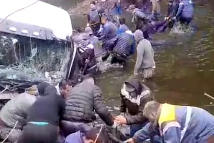 Vecinos del municipio de Mercedes en mayo también aprovecharon el accidente de tránsito para faenar a los terneros que transportaba un camión sobre la Ruta 41