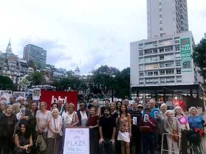 Vecinos e integrantes de Basta de Demoler, en reclamo por una plaza en donde se construiría el megatemplo mormón