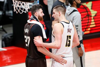 Vecinos en países que conformaban Yugoslavia, el bosnio Jusuf Nurkic y el serbio Jokic son amigos, pero la irrupción de Nikola en Denver terminó desplazando a su colega, que pasó a ser su suplente y terminó siendo transferido; se enfrentaron en la serie Nuggets vs. Blazers, que ganó "The Joker".