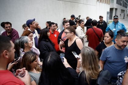 Vecinos evacuan las instalaciones de un complejo de edificios tras un derrumbe en Parque Patricios