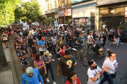 Vecinos marchan hacia la comisaría de Barracas en protesta por la muerte de Lucas González