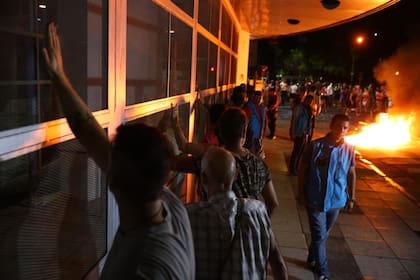 Vecinos protestan en Alberdi y Lacarra debido a los cortes de energía eléctrica en la zona