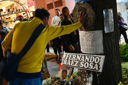 Vecinos se congregan en el santuario por Fernando Báez Sosa, frente al boliche Le Brique