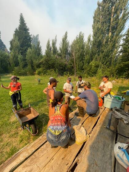 Vecinos de la zona se organizan para combatir el fuego