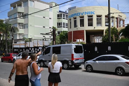 Vecinos todavía se detienen a mirar los escombros del Hotel Dubrovnik