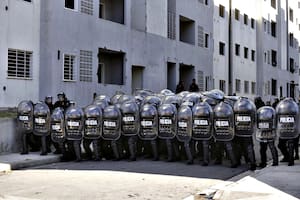 Tensión entre la Policía y personas que quieren reingresar a departamentos “incompletos”