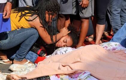 Vecinos trasladan decenas de cadáveres a una plaza de Penha tras la operación más sangrienta de la historia de Río