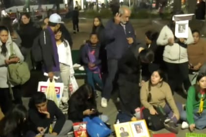 Vecinos y allegados se reúnen en Merlo tras confirmarse la noticia del hallazgo de Maitena, de 14 años, quien apareció sin vida en Las Heras