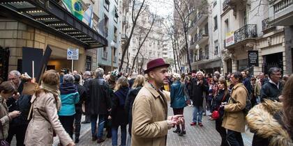 Vecinos y dise?adores se acercaron ayer a la calle Arroyo para celebrar su nueva fisonomía