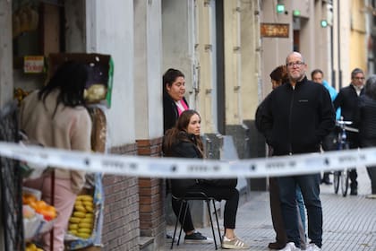 Vecinos y familiares en la puerta del edificio