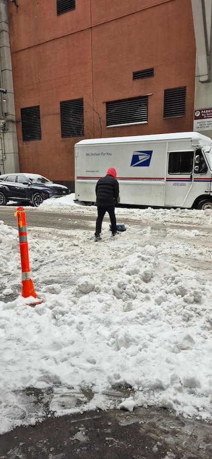 Vecinos y trabajadores colaboran para la limpieza de las calles en la ciudad