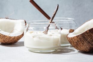 El yogurt casero se puede hacer a base de diversos ingredientes: coco, almendras o frutos secos
